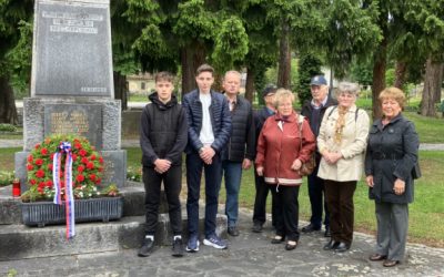 Sodelovanje učencev pri položitvi venca